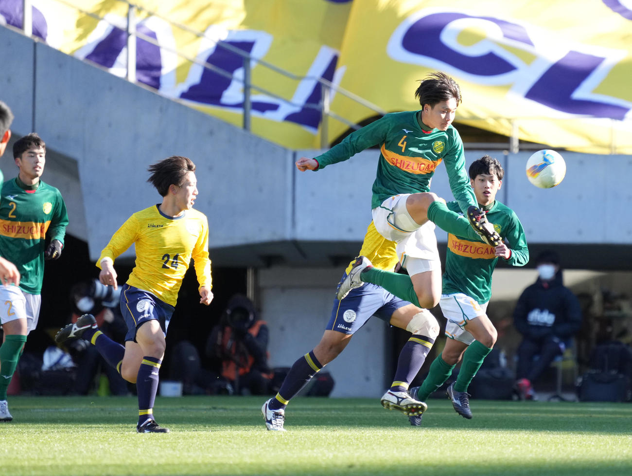 静岡学園対関東第一　前半、浮き球を競り合う静岡学園・伊東（撮影・小沢裕）
