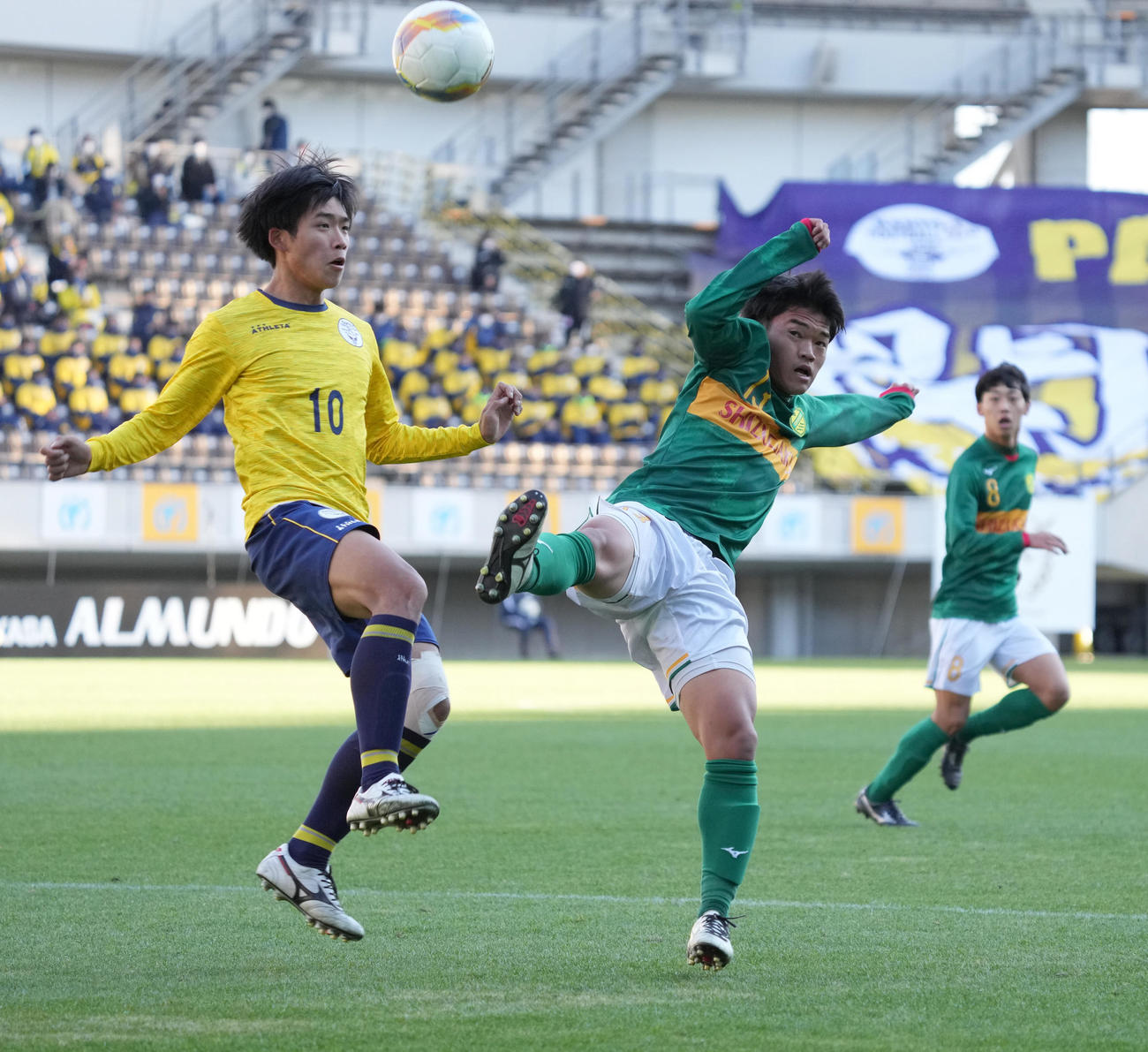 静岡学園対関東第一　前半、関東第一・肥田野（左）とボールを競り合う静岡学園・野村（撮影・小沢裕）