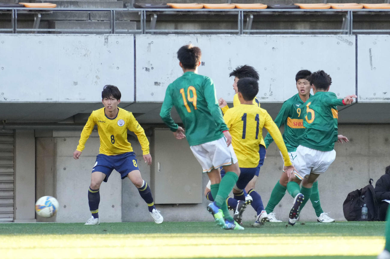 静岡学園対関東第一　後半、静岡学園・小泉龍之介（右）は先制ゴールを奪う（撮影・小沢裕）