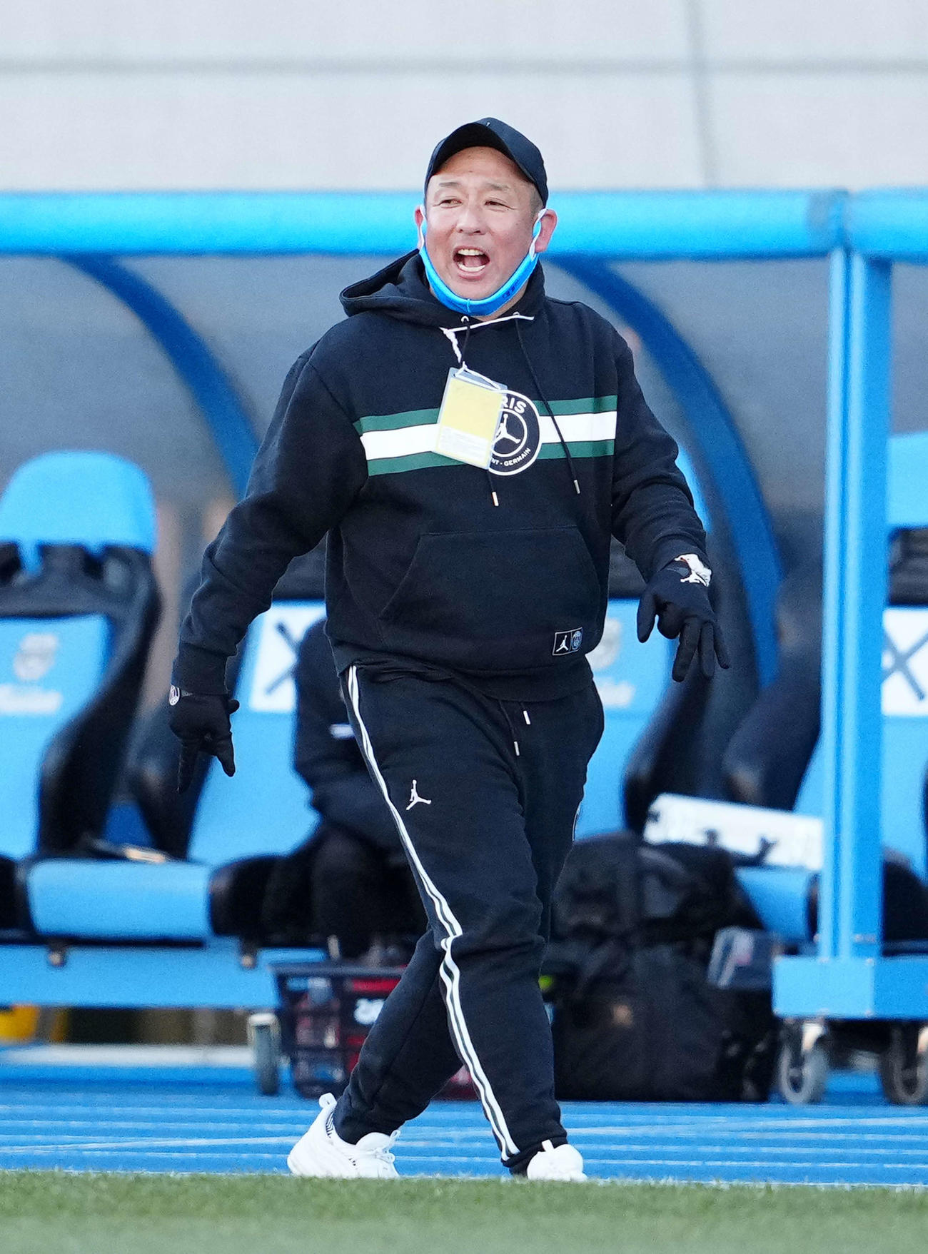 桐光学園対高川学園　後半、声を出す桐光学園・鈴木監督（撮影・江口和貴）