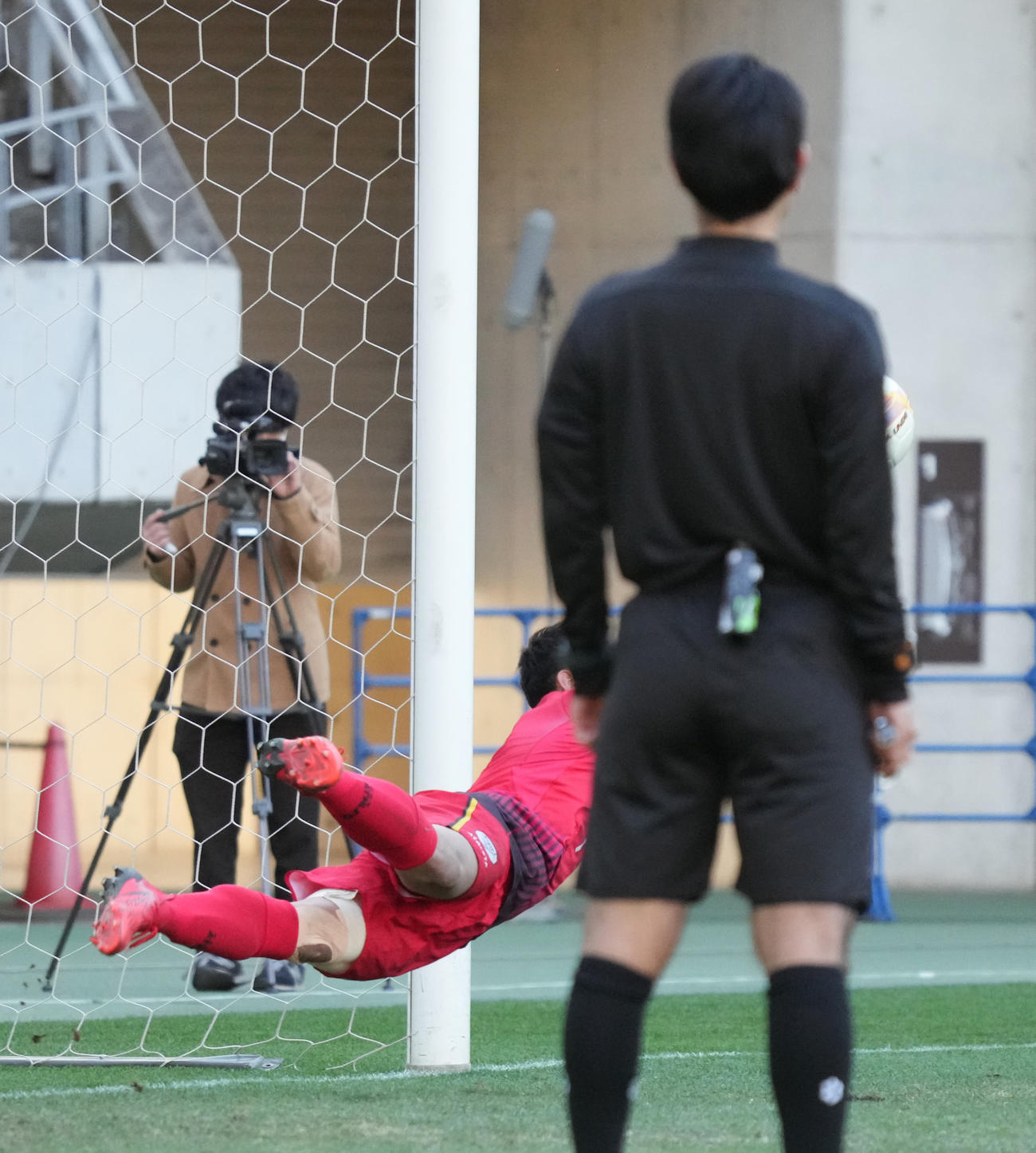 静岡学園対関東第一　PK戦で相手2人目のキックを止める関東第一GK笠島（撮影・小沢裕）