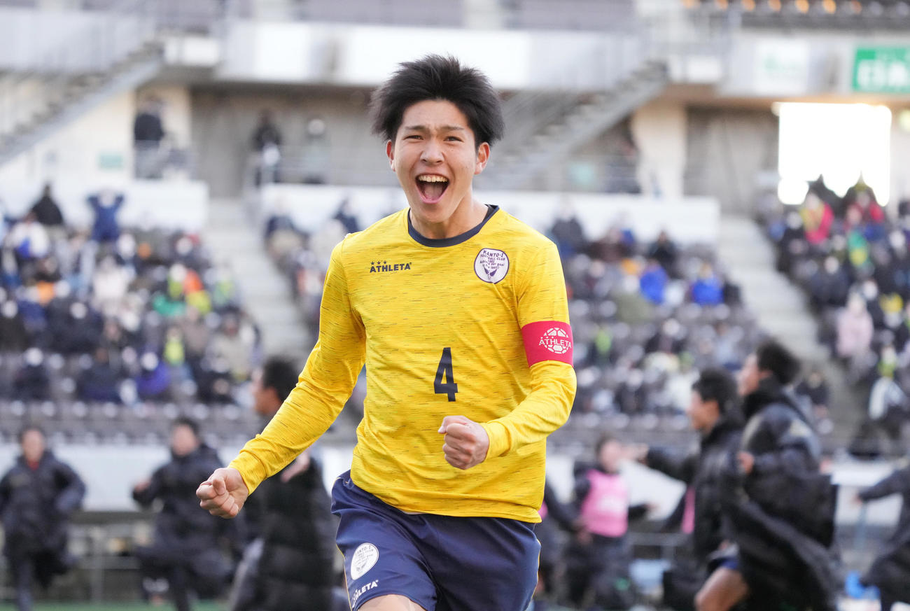 静岡学園対関東第一　関東第一・池田はPK戦を制するゴールを奪い応援席へ走り出す（撮影・小沢裕）