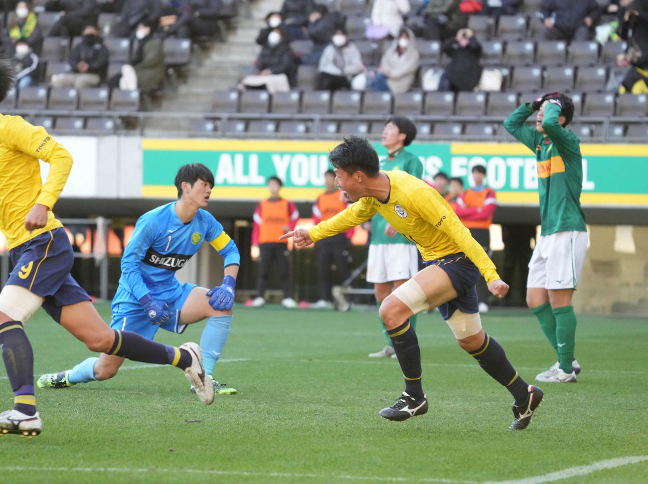 静岡学園対関東第一　後半、関東第一・坂井（中央）が同点ゴールを決める（撮影・小沢裕）