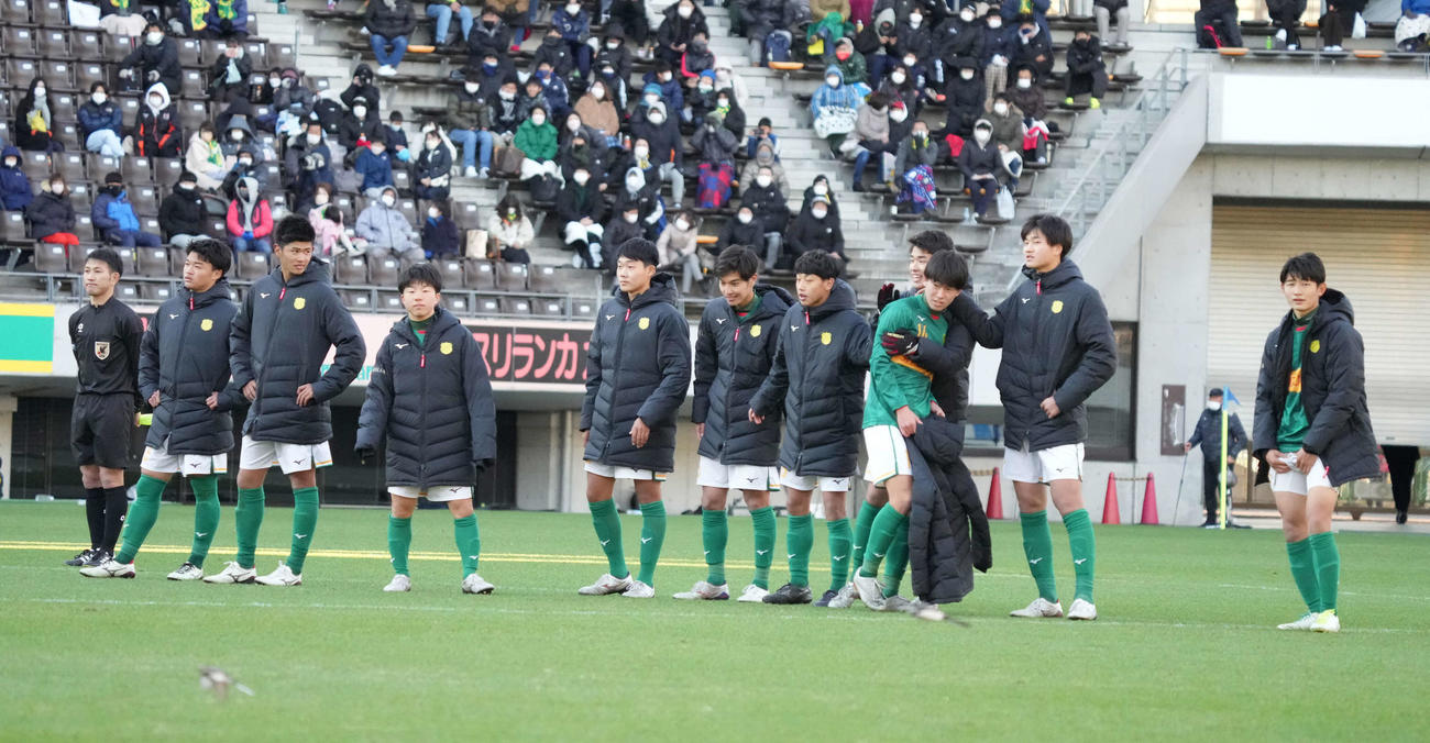 静岡学園対関東第一　PK戦で2人連続で外した静岡学園・西村（右から3人目）はイレブンから労われる（撮影・小沢裕）