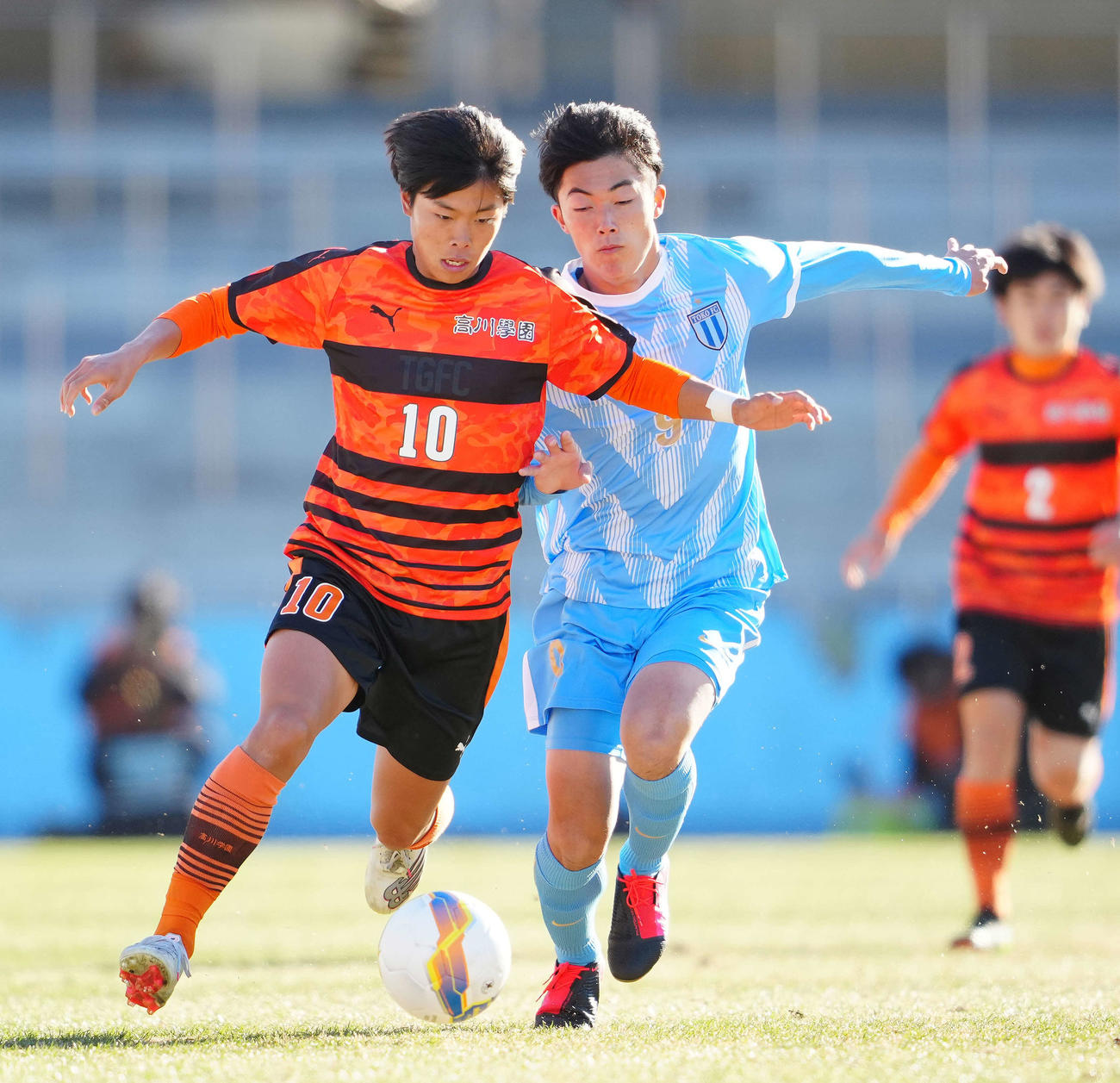 桐光学園対高川学園　前半、競り合う高川学園・林晴（左）と桐光学園・田中（撮影・江口和貴）