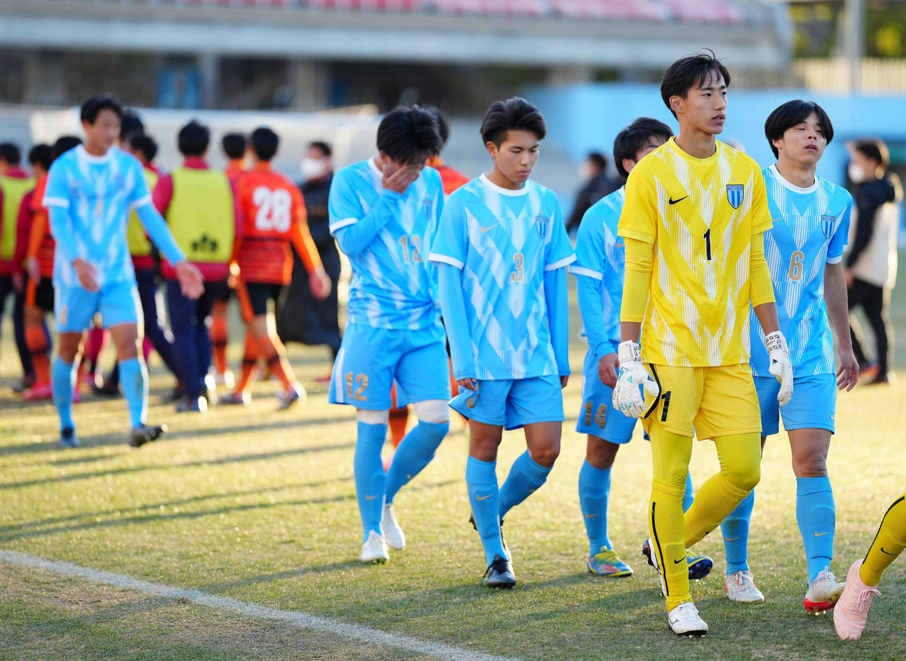 桐光学園対高川学園　試合後、厳しい表情であいさつに向かうGK吉田（右から2人目）ら桐光学園の選手たち（撮影・江口和貴）
