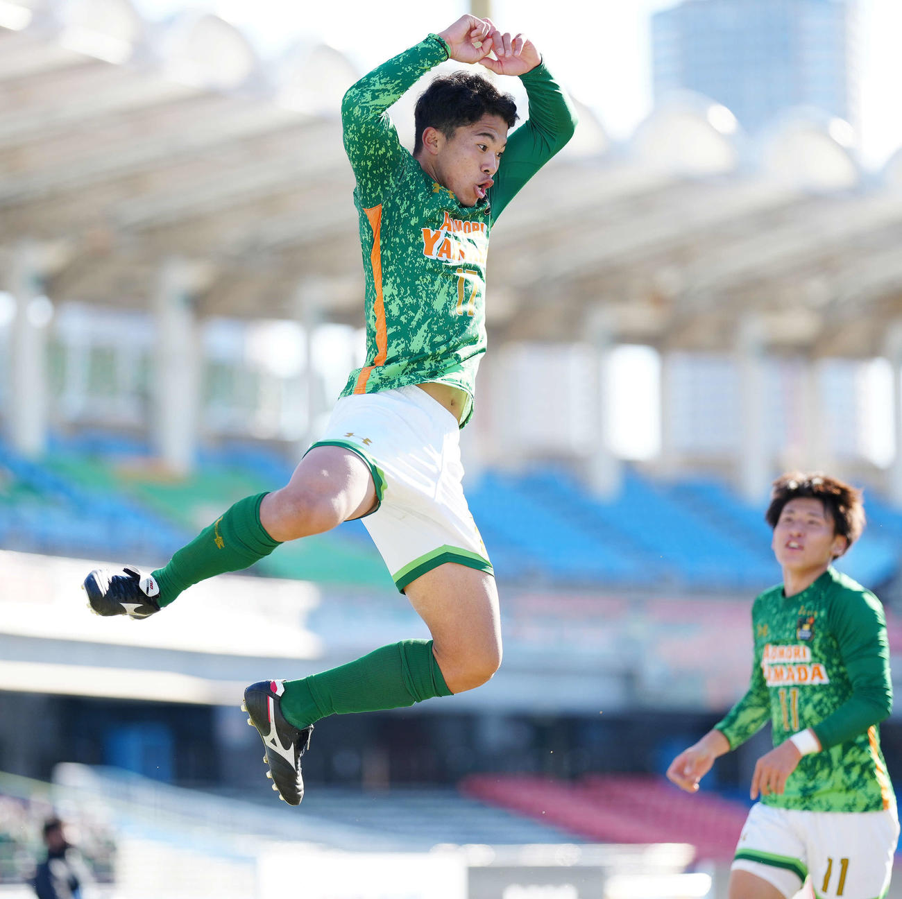 東山対青森山田　後半、ゴールを決めポーズを見せる青森山田・渡辺（撮影・江口和貴）