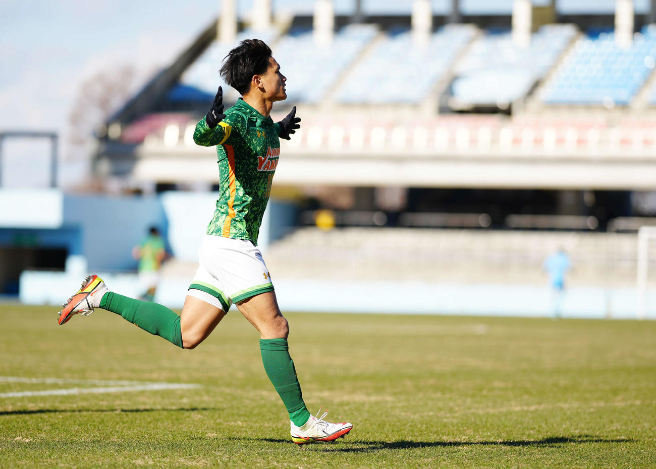 東山対青森山田　前半、PKで同点ゴールを決め応援席に向かって走る青森山田・松木（撮影・江口和貴）