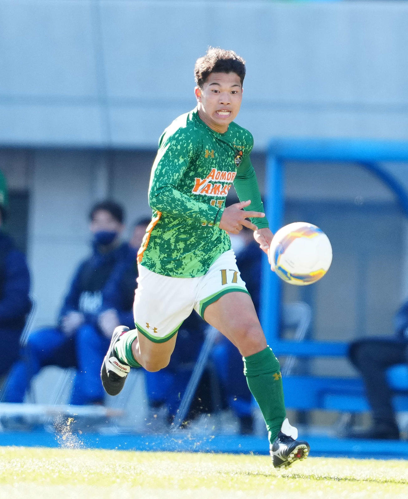 東山対青森山田　後半、ボールを追う青森山田・渡辺（撮影・江口和貴）