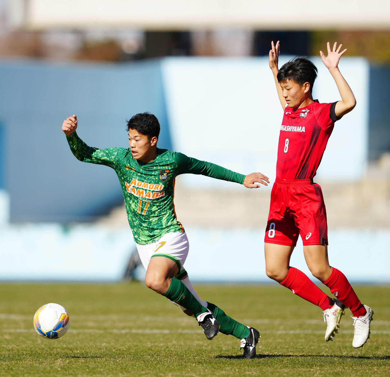 東山対青森山田　前半、ボールをキープする青森山田・渡辺（左）。右は東山・松橋（撮影・江口和貴）