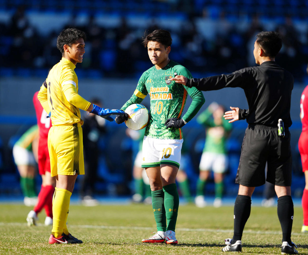 東山対青森山田　前半、PKに臨む青森山田・松木（中央）。左は東山GK佐藤（撮影・江口和貴）
