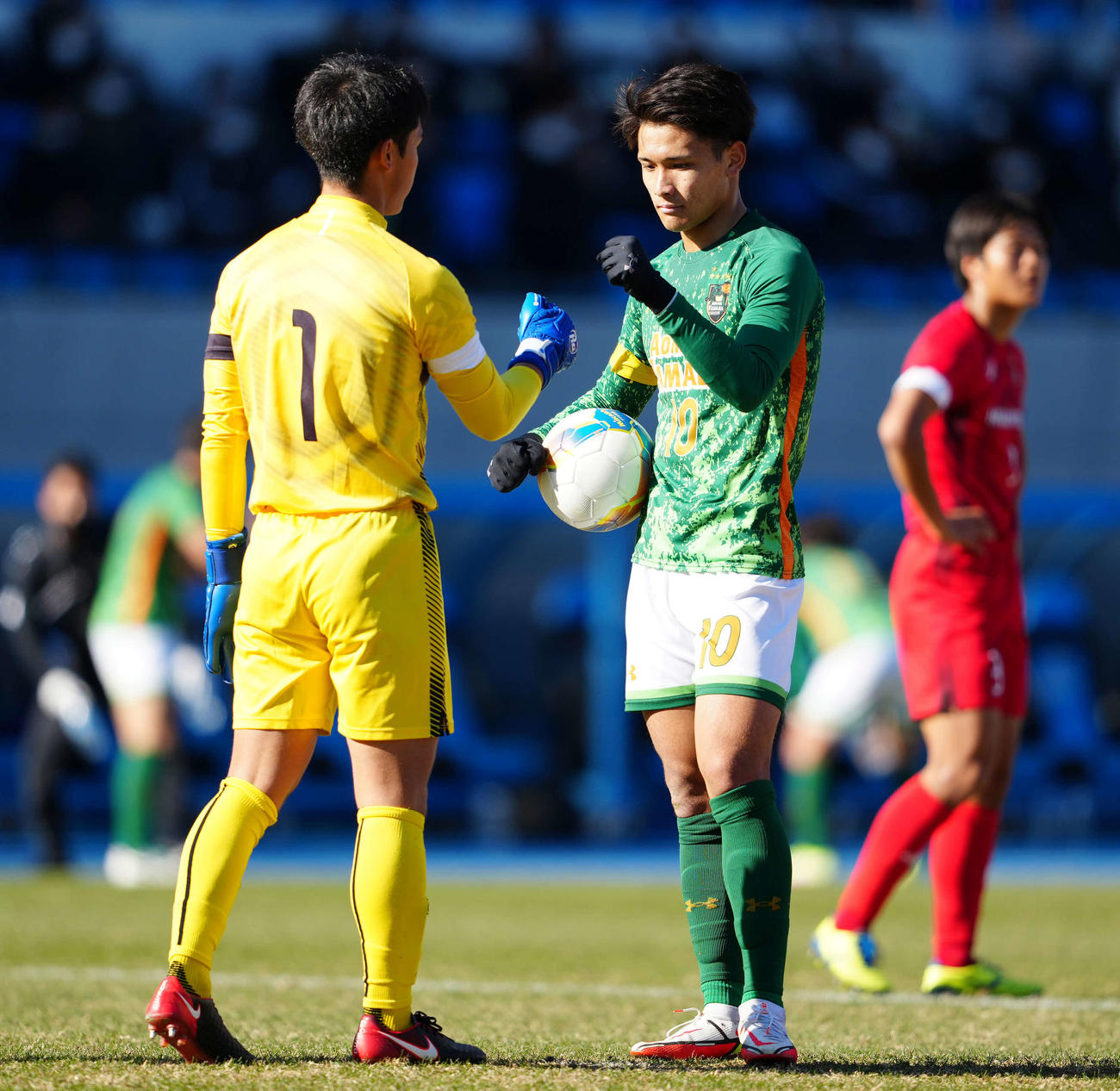 東山対青森山田　前半、PK時、東山GK佐藤（左）とタッチをかわす青森山田・松木（撮影・江口和貴）
