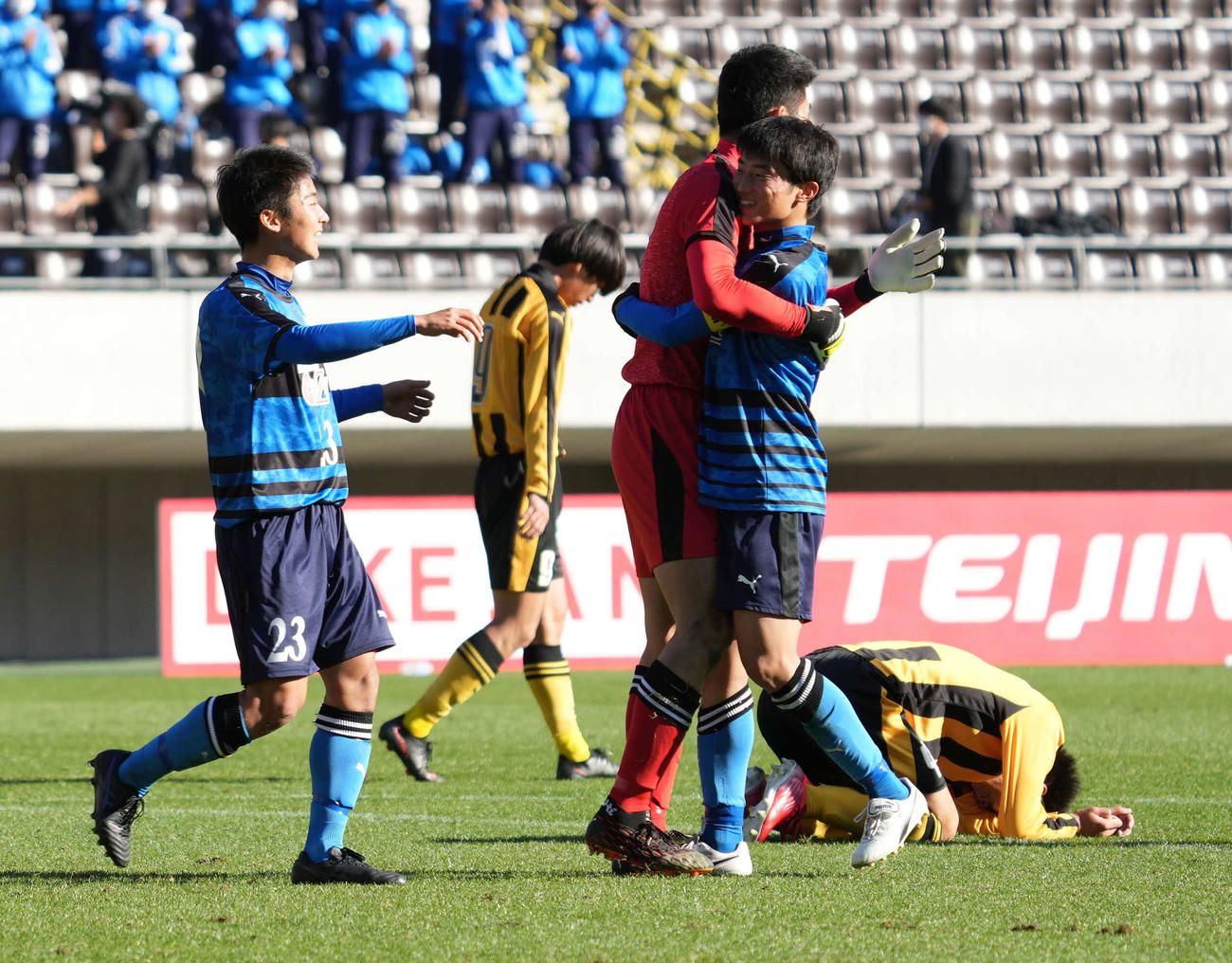大津対前橋育英　準決勝進出を果たし歓喜に沸く大津イレブン（撮影・小沢裕）