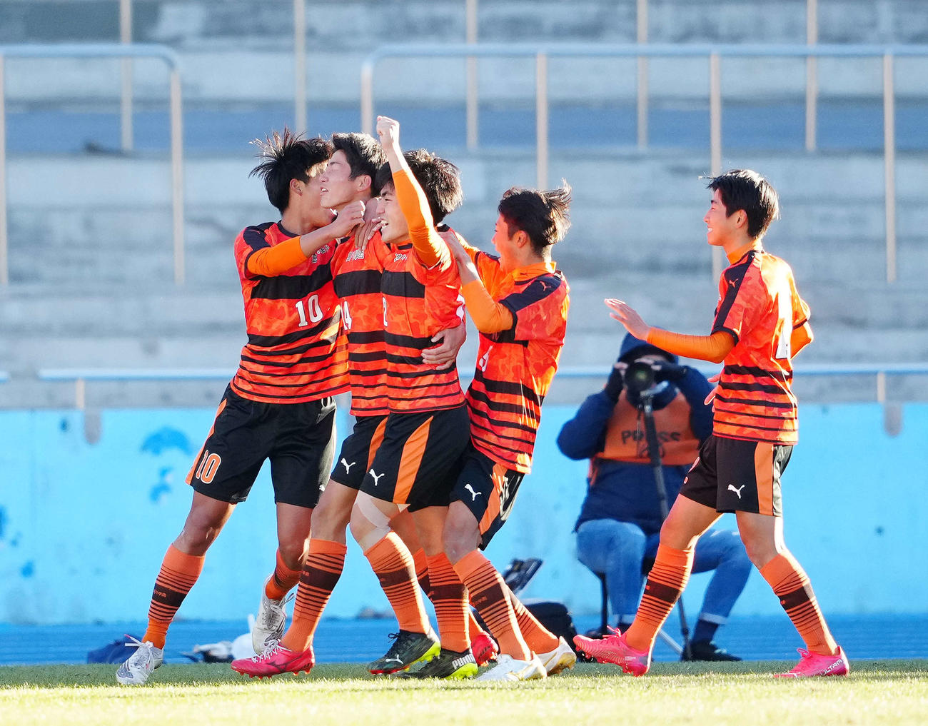 桐光学園対高川学園　後半、西沢（左から2人目）が先制ゴールを決め喜ぶ高川学園の選手たち（撮影・江口和貴）