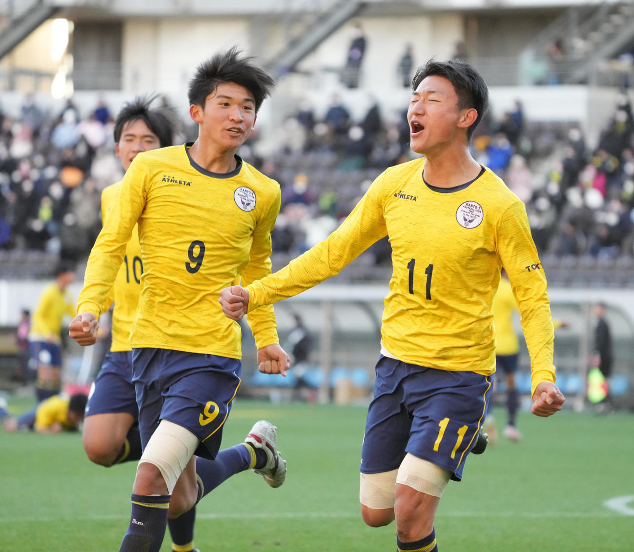 静岡学園対関東第一　後半、関東第一・坂井（右）は同点ゴールを奪う（撮影・小沢裕）