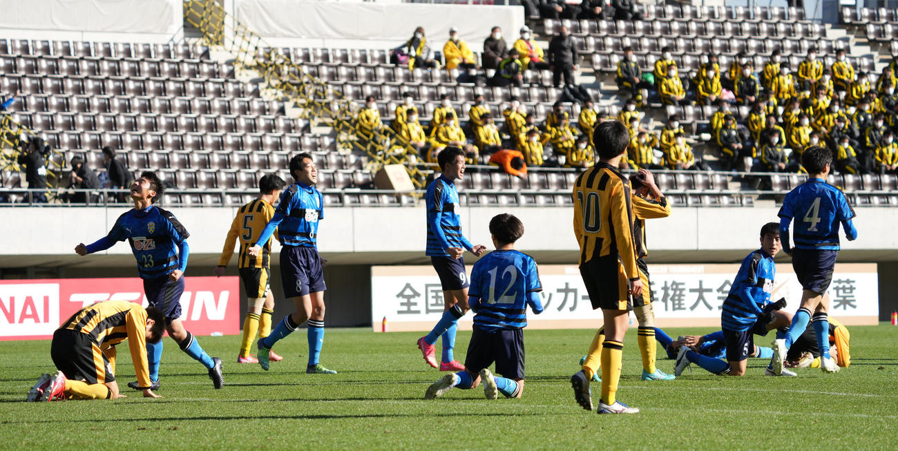 大津対前橋育英　準決勝進出を果たし歓喜に沸く大津イレブン（2022年1月4日撮影）