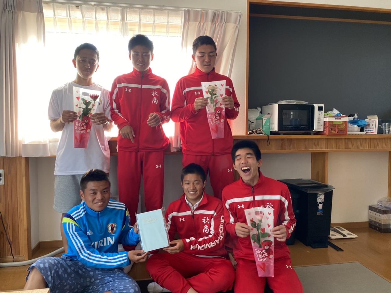 秋田に住む赤坂郁子さんが新設した「てらうち整骨院スポーツ寮」に住む秋田商サッカー部の寮生は、母の日に花を贈る