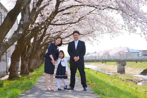 赤坂郁子さん（左）は夫の二郎さん、第3子の長女と桜の下で記念撮影（21年4月撮影）