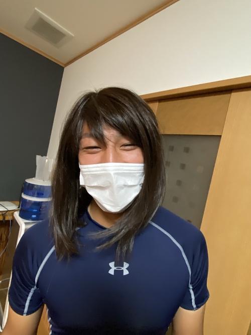 秋田商サッカー部の寮母・赤坂郁子さんが着用していたウィッグを被らせてもらうGK佐藤秀人（3年）