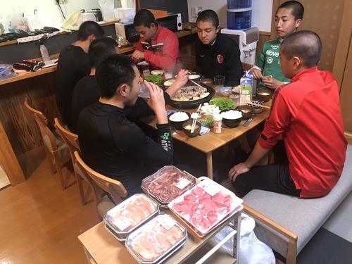 秋田に住む赤坂郁子さんが、秋田商サッカー部のために新設した「てらうち整骨院スポーツ寮」で、食事する寮生たち