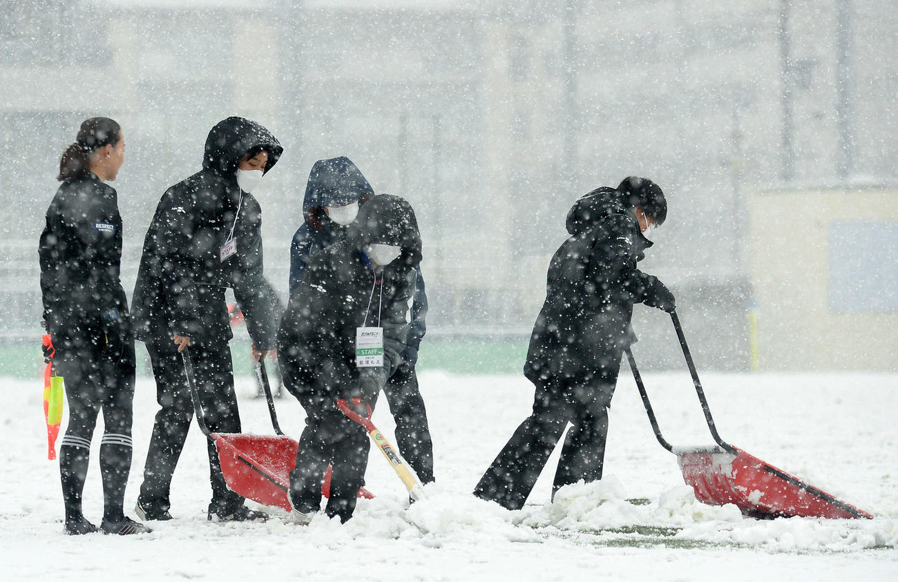 後半途中に雪かきを行う大会関係者