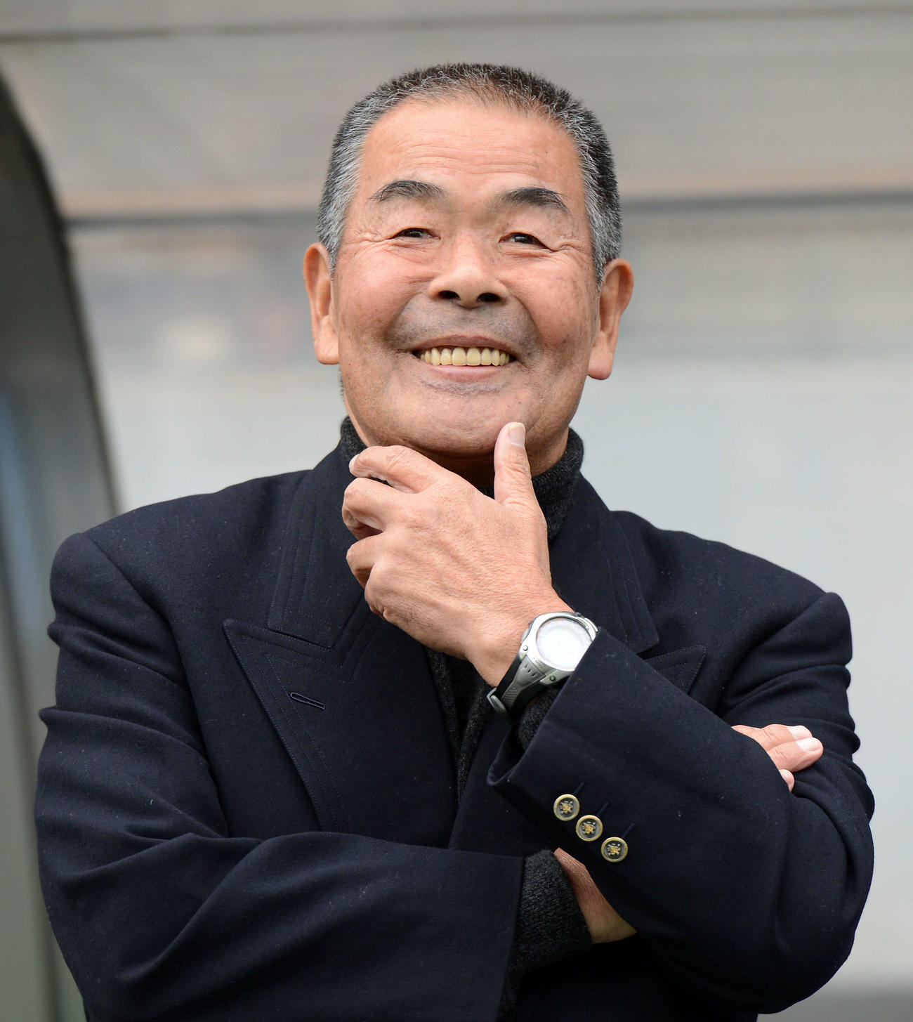 2012年12月、常葉学園橘対長崎総合科学大付　ベンチ前で笑顔を見せる長崎総合科学大付監督の小嶺忠敏さん