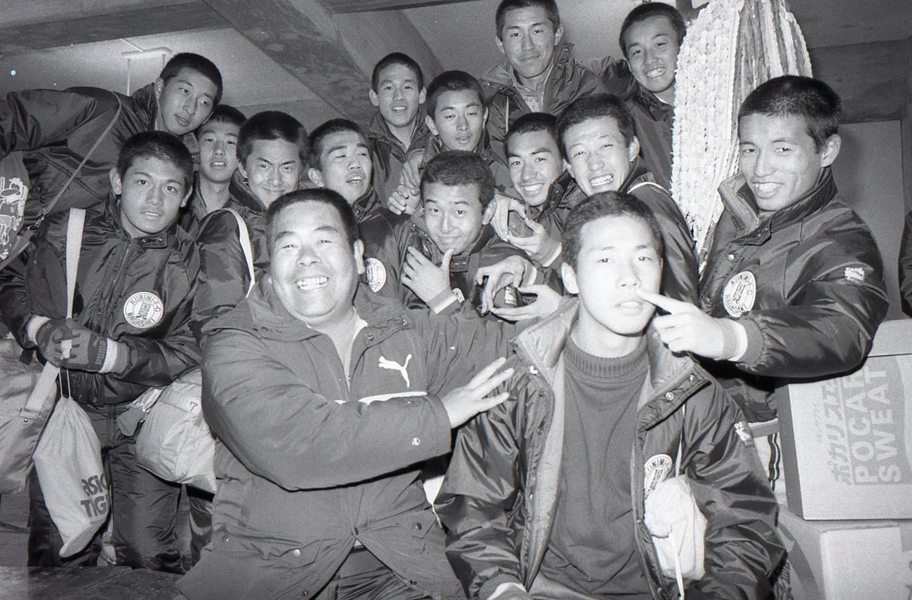 国見イレブンと記念撮影に収まる小嶺忠敏監督（87年1月3日）