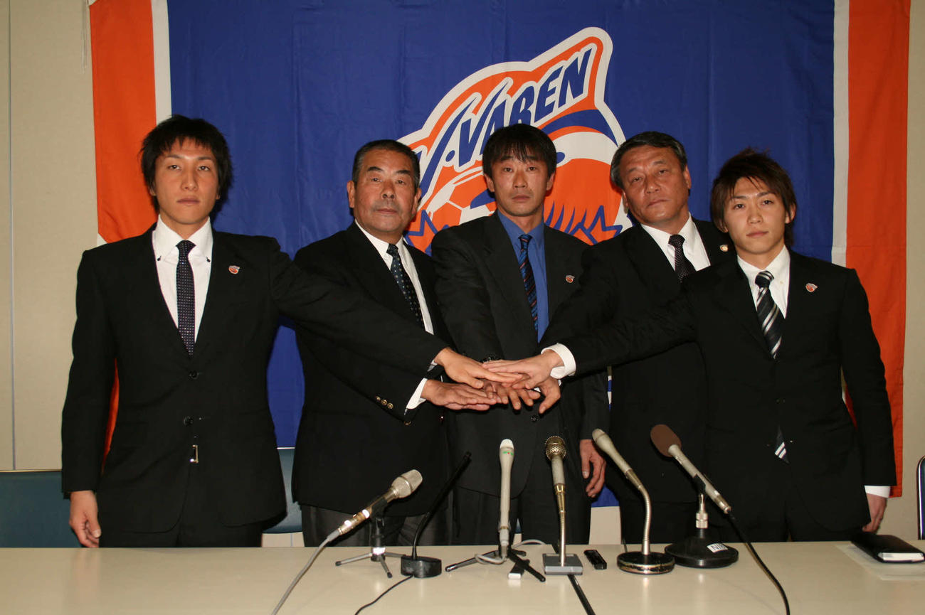 V・ファーレン長崎の（左から）MF山形恭平、小嶺忠敏社長、東川昌典監督、中村重和強化部長、MF大塚和征（08年1月20日）