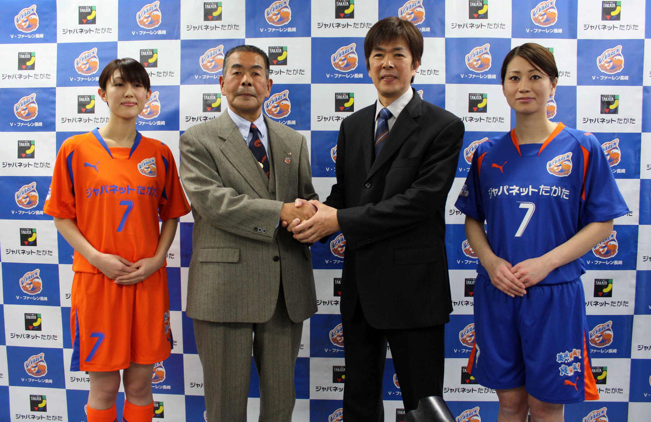 スポンサー発表会見で握手をかわすジャパネットたかたの高田明社長（右から2人目）とV・ファーレン長崎の小嶺忠敏社長(09年2月27日)