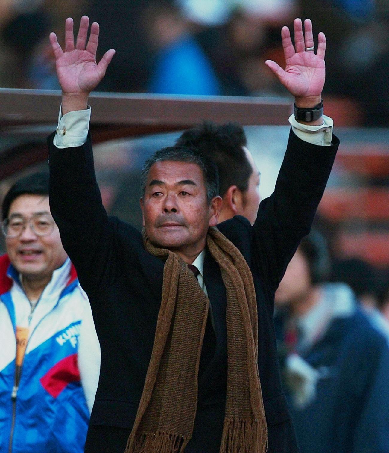 全国高校サッカー準決勝　国見対滝川二　スタンドに手を振る国見・小嶺忠敏総監督（04年1月7日）