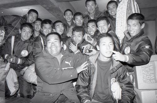 国見イレブンと記念撮影に収まる小嶺忠敏監督(87年1月3日)