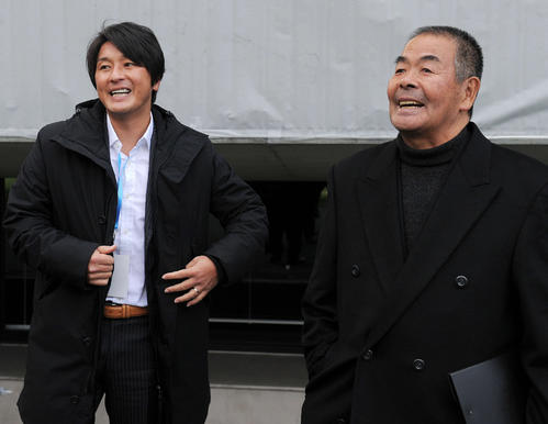 91回全国高校サッカー選手権大会 常葉学園橘対長崎総合科学大付 PK戦勝利の長崎総合科学大付の小嶺忠敏総監督(右)は試合後にあいさつへ訪れた教え子の三浦淳宏と談笑する(12年12月31日)