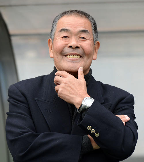2012年12月、常葉学園橘対長崎総合科学大付 ベンチ前で笑顔を見せる長崎総合科学大付監督の小嶺忠敏さん