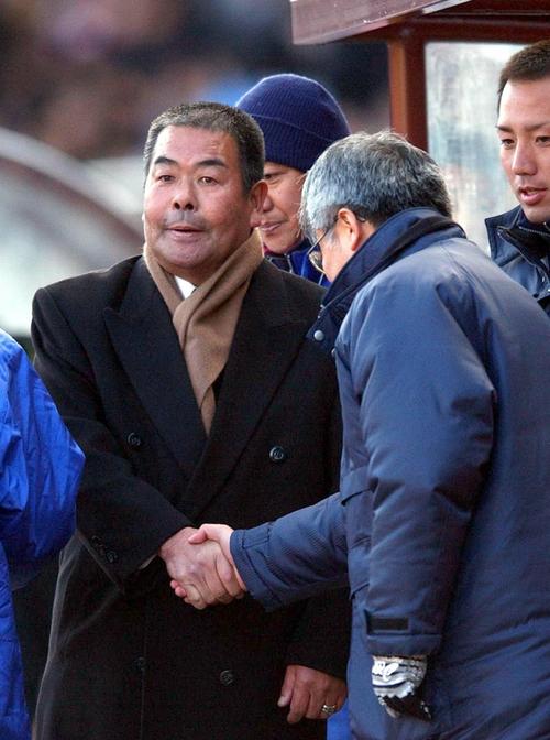 試合後がっちり握手をかわす国見・小嶺忠敏総監督（左）と池田亮司監督（02年1月9日）