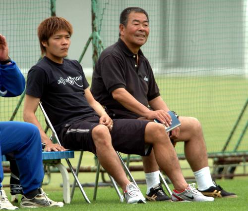 練習試合　C大阪対国見高　C大阪FW・大久保嘉人（左）は恩師でもある国見高・小嶺忠敏総監督と並んで試合を観戦（2004年5月10日）