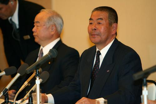 参院選出馬を決意した小嶺忠敏氏は会見の席に着く。左は久間章生防衛相(07年1月10日)
