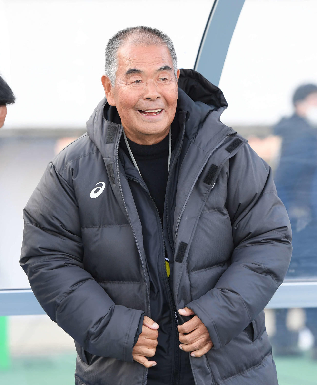 ベンチで笑顔を見せる長崎総合科学大付・小嶺監督（2019年12月31日撮影）