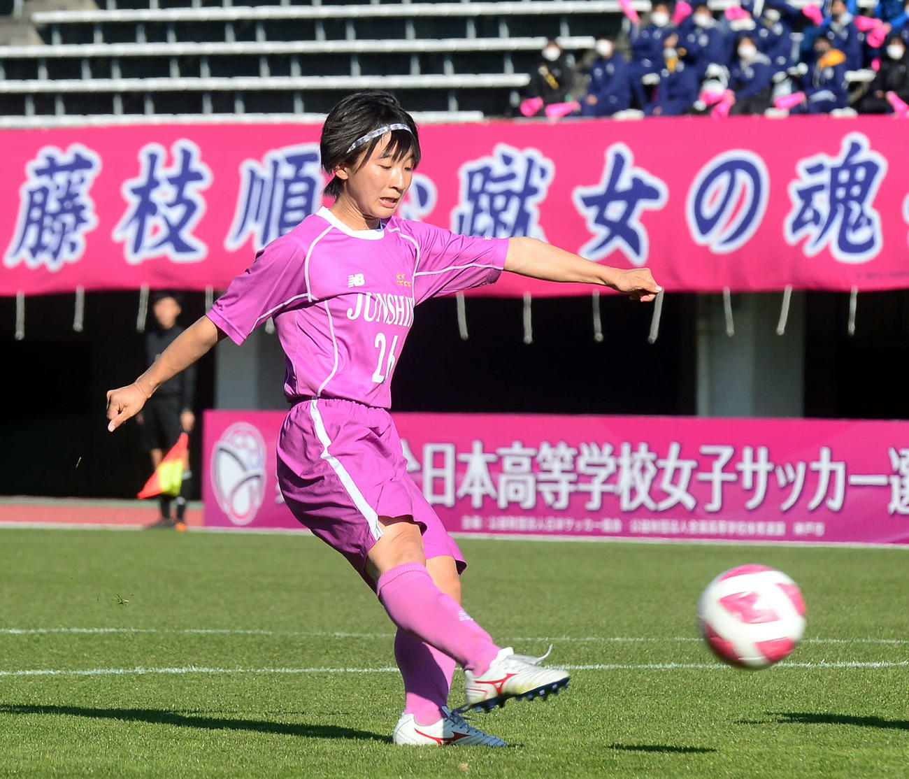 前半12分、追加点を決める藤枝順心・久保田