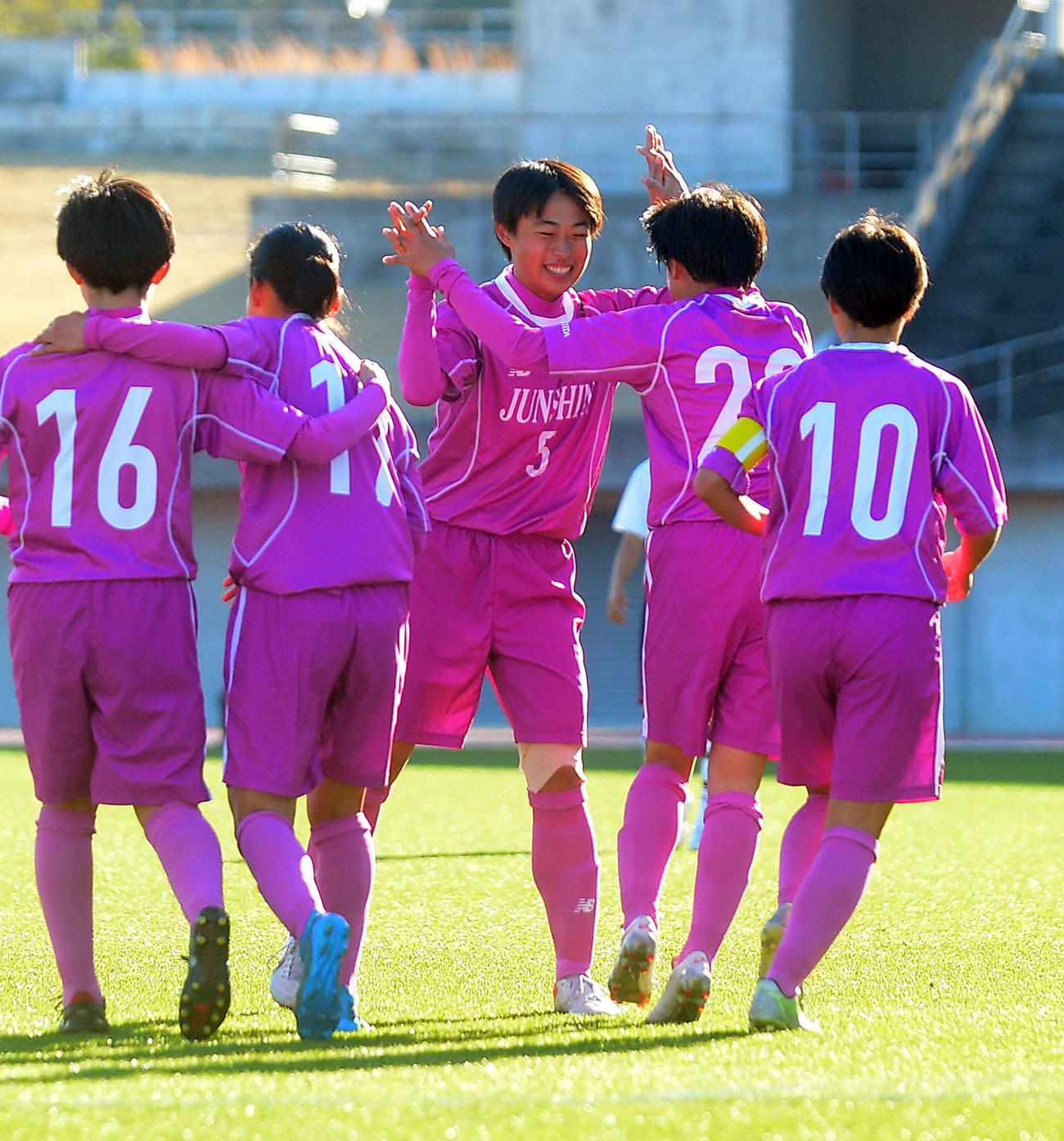 4点目のゴールに笑顔を見せる藤枝順心・井手（中央）