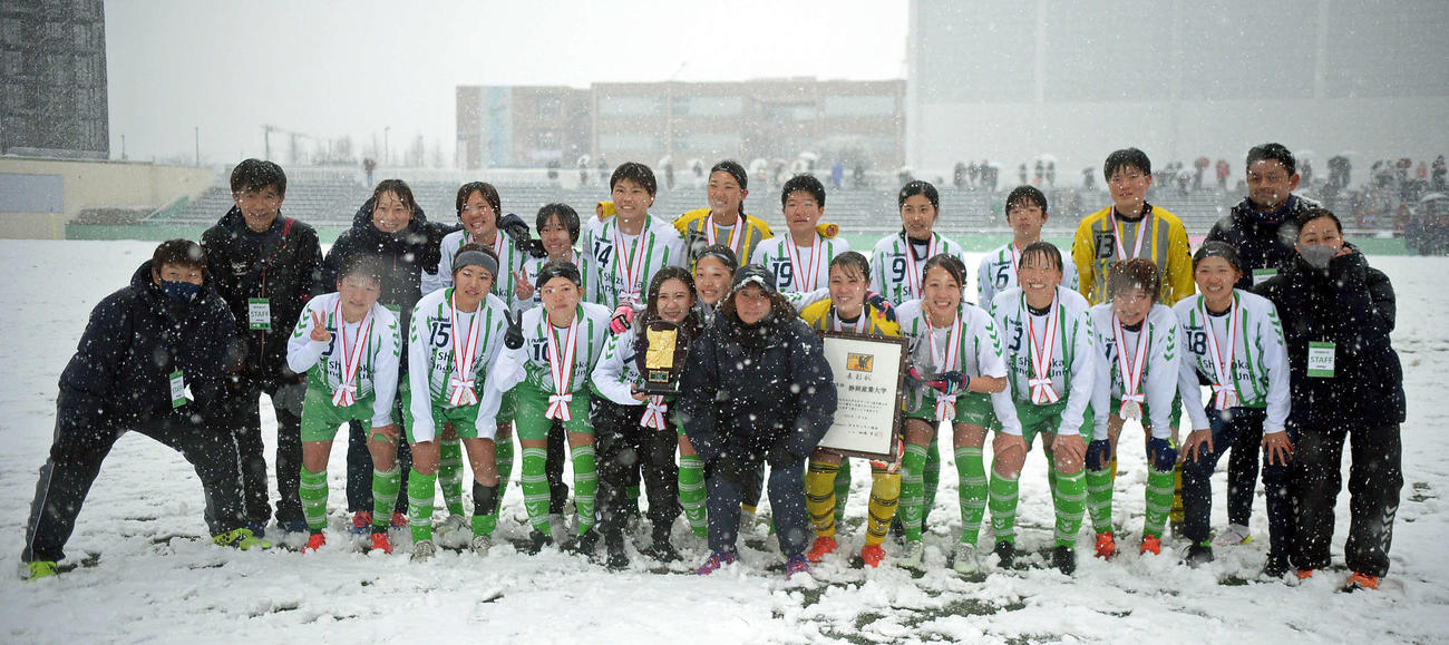 笑顔で記念撮影する静岡産大の選手とスタッフ