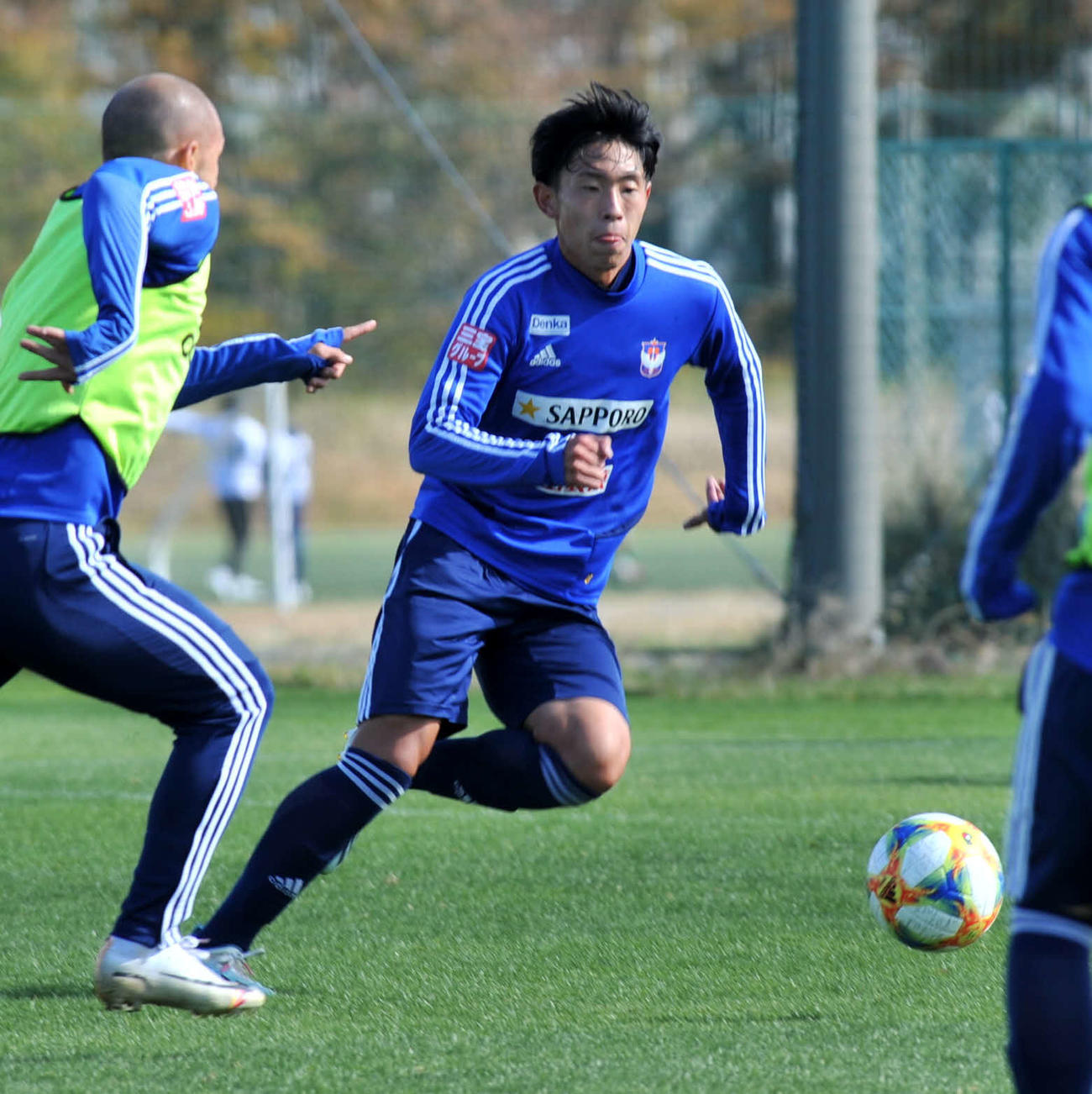 新潟DF渡辺泰基（中央）（2019年11月12日撮影）