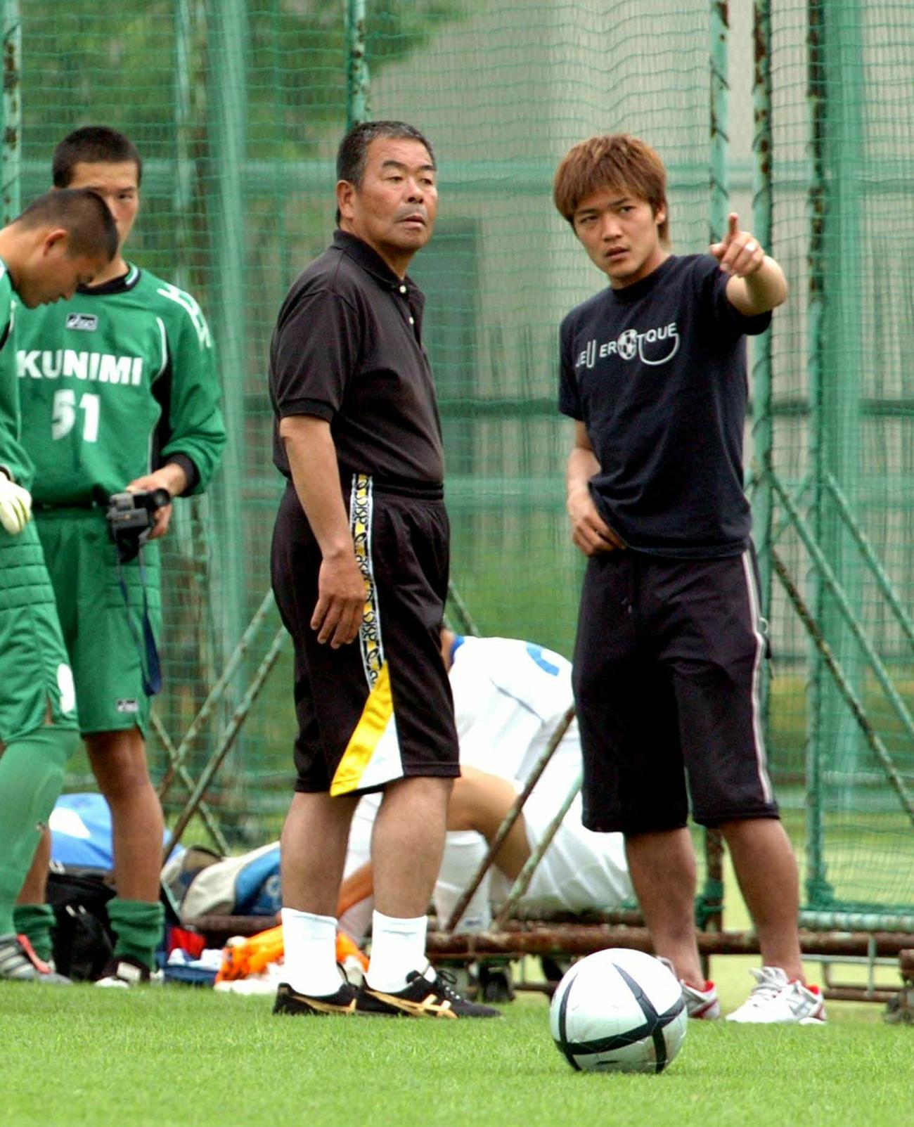 練習試合　C大阪対国見高　C大阪FW・大久保嘉人（右）は国見・小嶺忠敏総監督と歓談（2004年5月10日撮影）