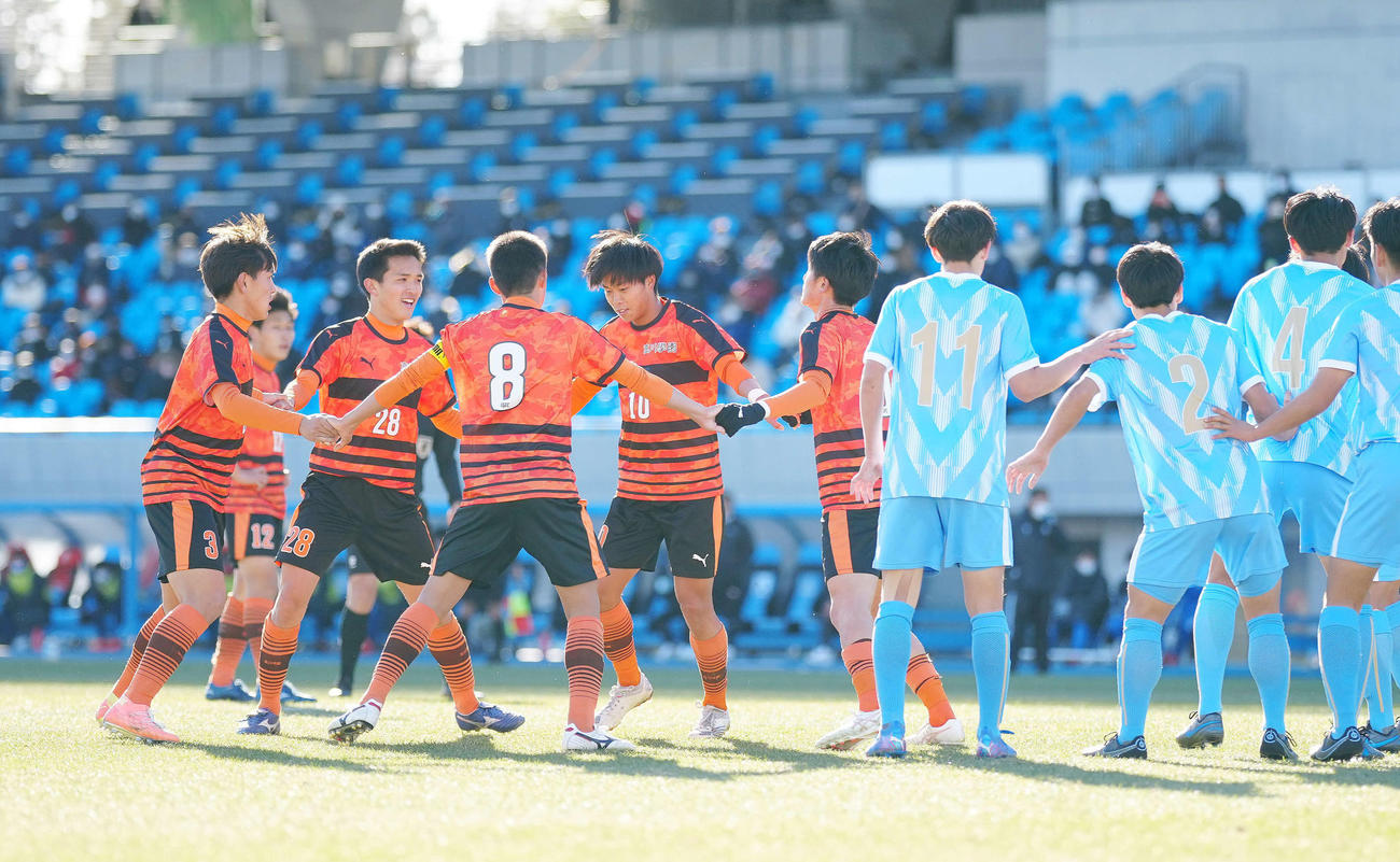 4日、準々決勝の桐光学園戦で、FK時に手をつなぎ回転する「トルメンタ」を披露する高川学園の選手たち（左）