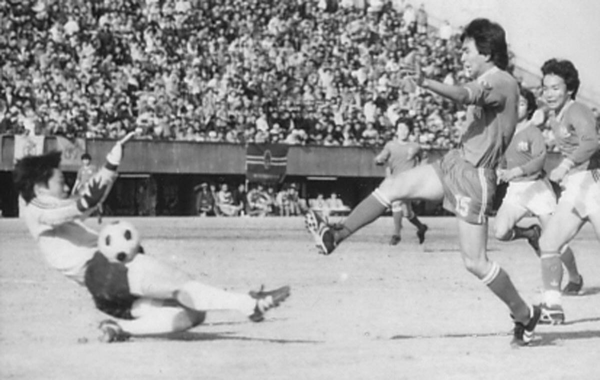 83年1月、全国高校サッカー選手権、旭戦でドリブル突破しゴールを決める韮崎・羽中田昌（右）
