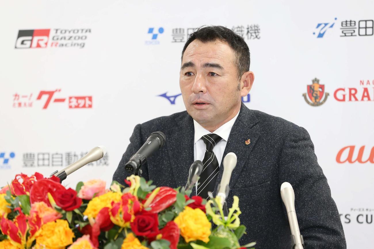 豊田スタジアム内で行われた就任会見で所信表明する名古屋の長谷川健太新監督