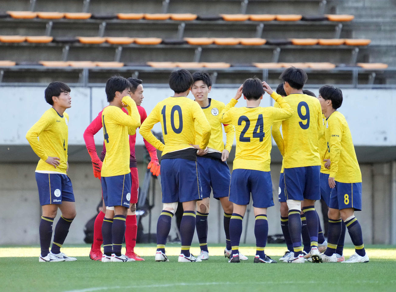4日、準々決勝・静岡学園戦で、後半開始前に円陣を組む関東第一イレブン