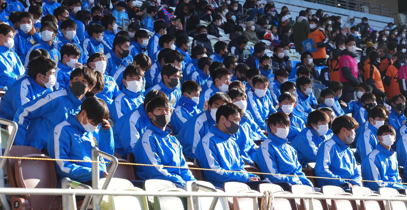 スタンドから高川学園対青森山田戦を観戦する大津イレブン（撮影・横山健太）