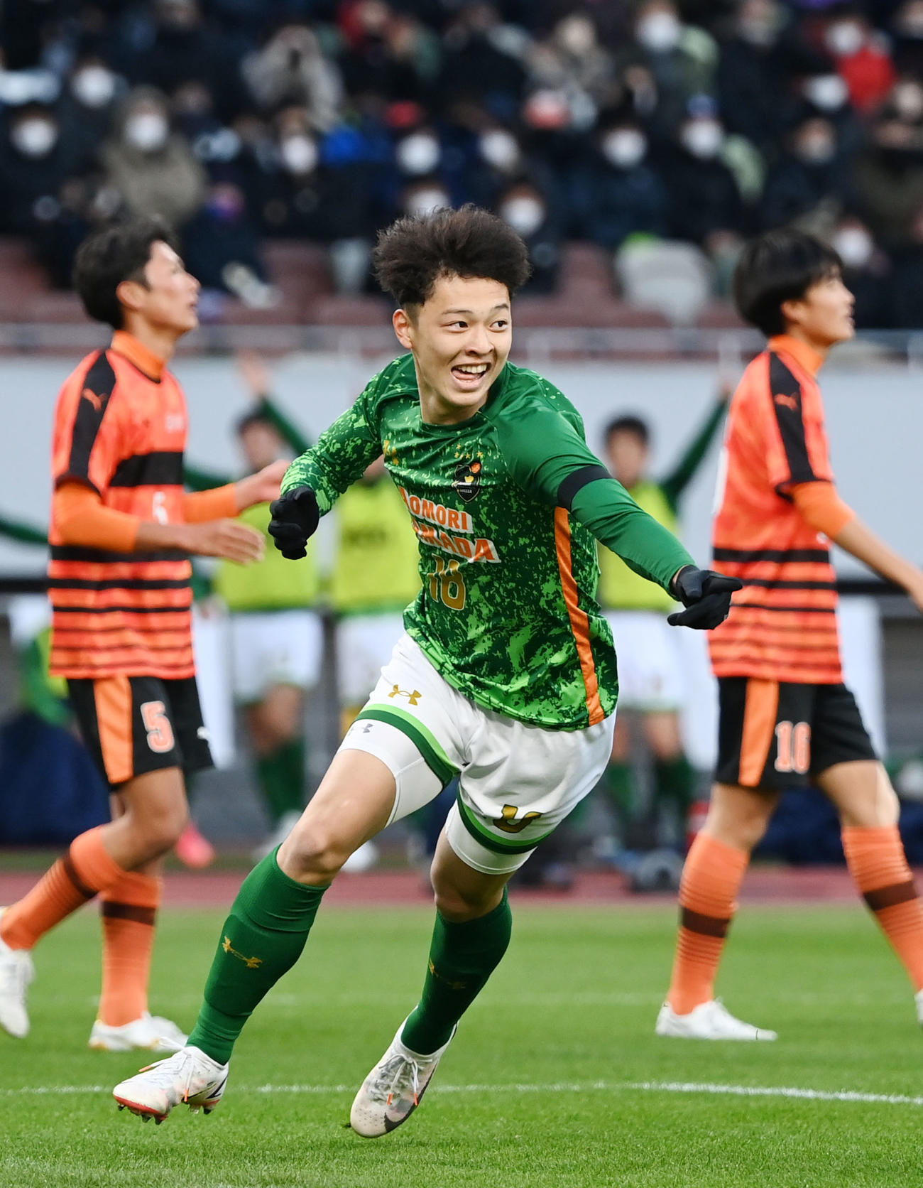 高川学園対青森山田　後半、ゴールを決め笑顔を見せる青森山田・小湊（撮影・横山健太）
