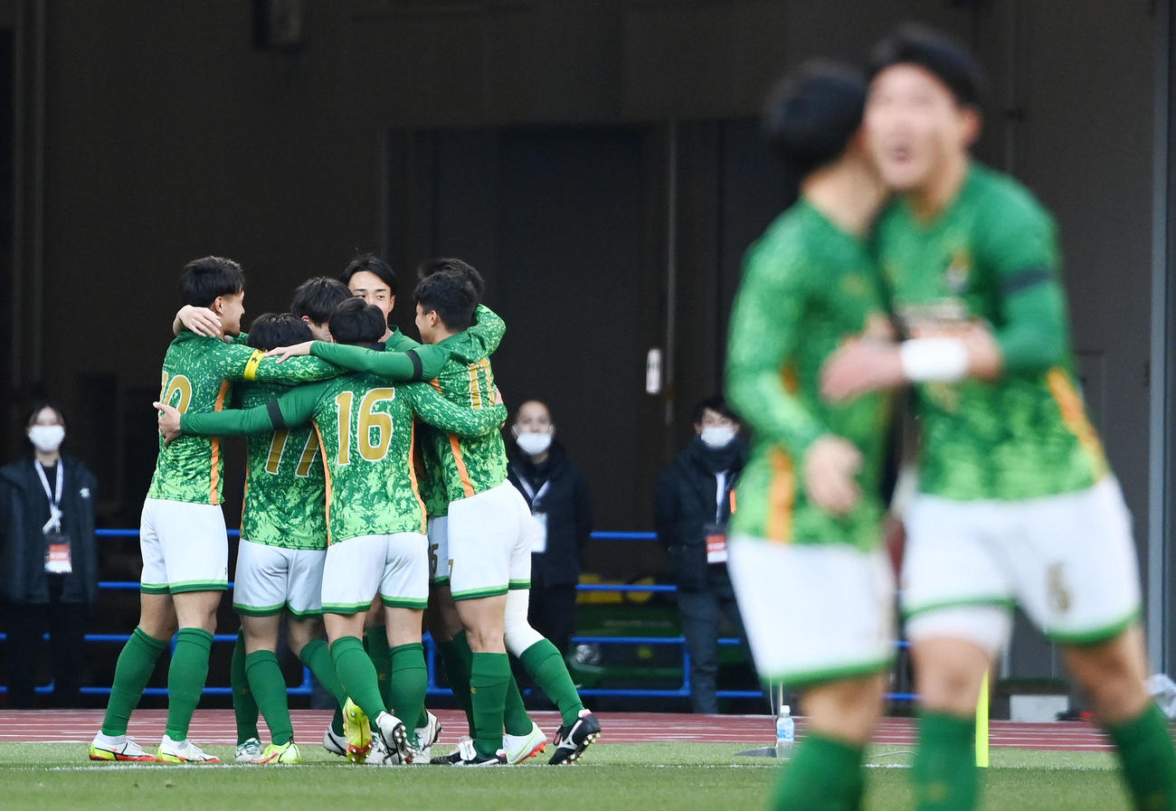 高川学園対青森山田　前半、名須川のゴールで先制し歓喜する青森山田イレブン（撮影・横山健太）