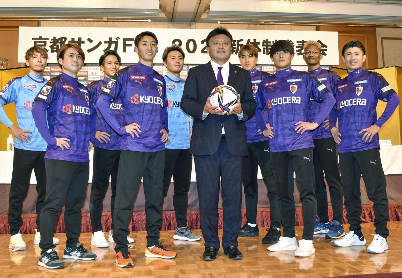 J1京都の新加入選手に囲まれる曹貴裁監督（中央）（共同）